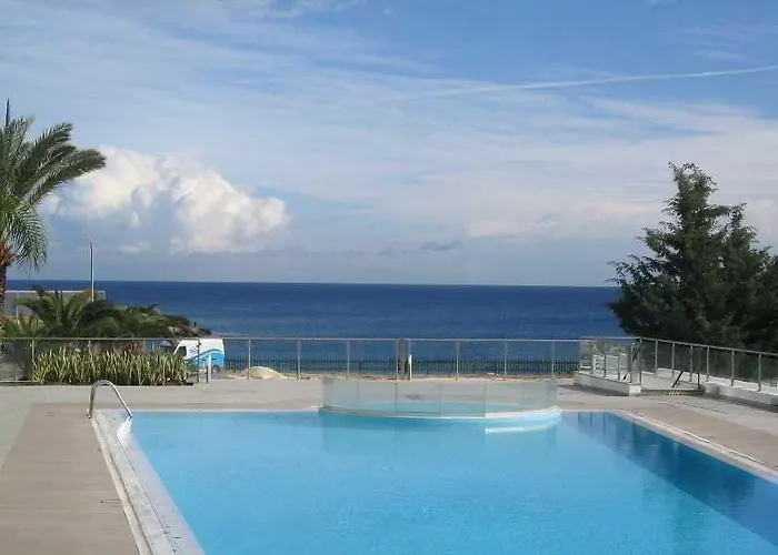 Ξενοδοχείο με διαμερίσματα Coralli Beachfront Πρωταράς